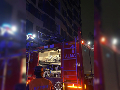 Пожар в кабельной шахте: спасатели эвакуируют людей в Алматы