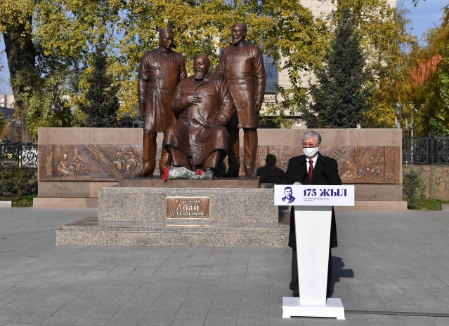 Токаев открыл новый памятник Абаю в Семее